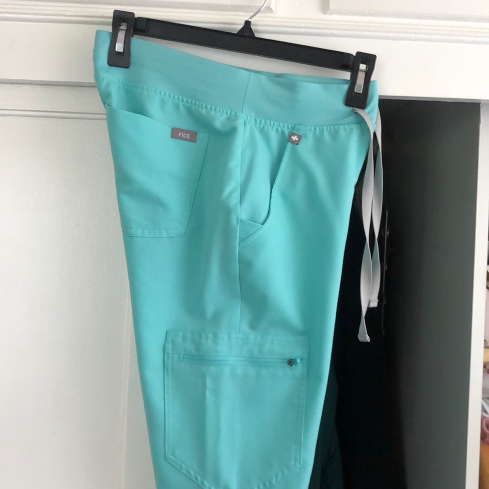 Only worn once Figs arctic blue Rafaela xxs scrub top and xxs petite joggers